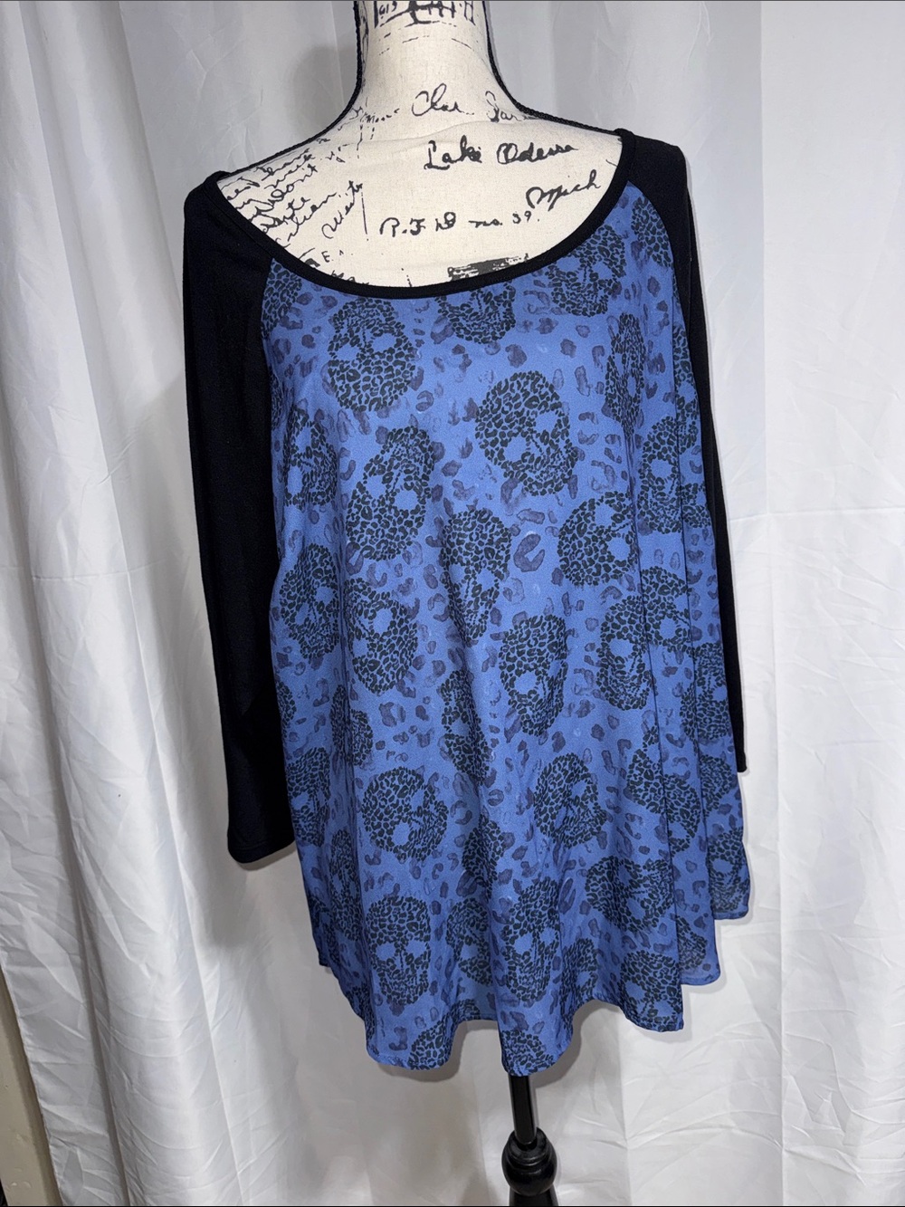 torrid Blue Skull Print Raglan Long Sleeve Top with Black Sleeves